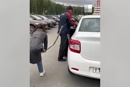 Таксист обвинил россиянку в испорченном настроении и выбросил из авто