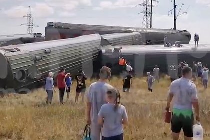 Пассажирский поезд потерпел крушение после столкновения с КАМАЗом под Волгоградом