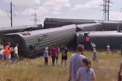 Около 100 человек пострадали при крушении поезда в российском регионе