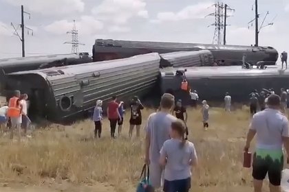 В России пассажирский поезд столкнулся с грузовиком. Опрокинулись восемь вагонов, пострадали десятки человек