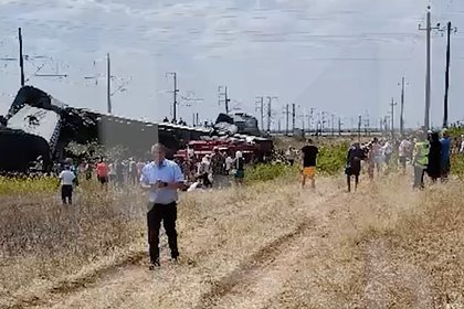 Поиск людей в перевернувшихся при крушении поезда под Волгоградом вагонах попал на видео
