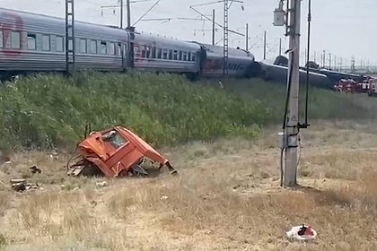 Разорванный на куски после столкновения с поездом под Волгоградом КамАЗ сняли на видео