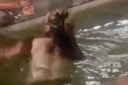 Туристка искупалась топлес в фонтане в Европе и попала на видео