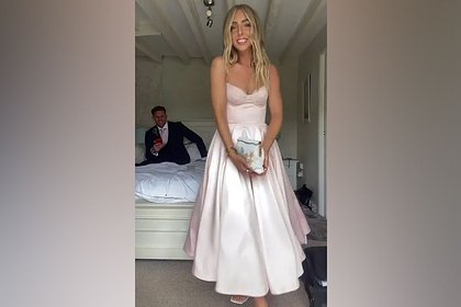 Гостья показала платье на свадьбу и вызвала споры в сети