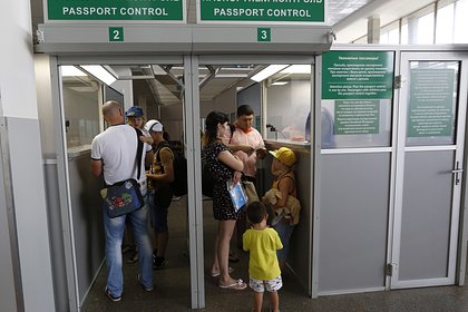Сотни вернувшихся на родину россиян застряли на паспортном контроле в аэропорту