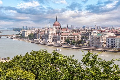 ЕК потребовала у Венгрии объяснить упрощение визовых требований для россиян