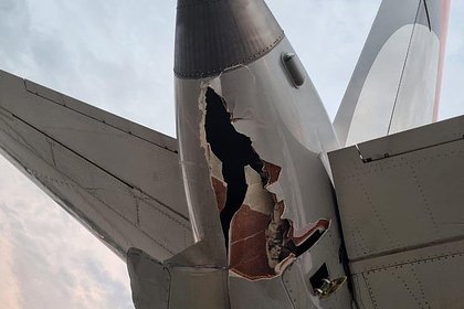 Пассажирский самолет распорол хвост другого борта и попал на видео