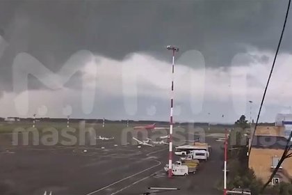 Смерч разбросал самолеты в российском аэропорту и попал на видео