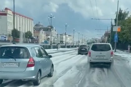 В российском городе неожиданно выпал снег и град