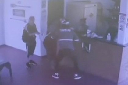 Вооруженный грабитель открыл огонь по постояльцам отеля в Бразилии и попал на видео