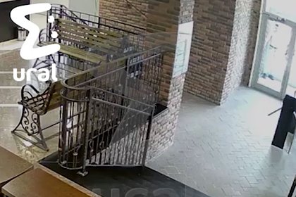 В России сын майора полуголым пролез в закрытый ТЦ и попал на видео