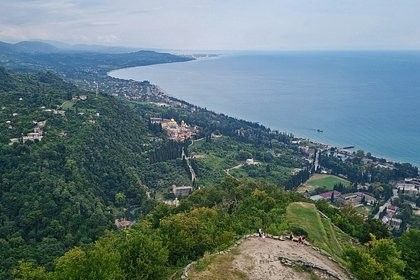 Туристы пожаловались на необходимость мыться в море из-за отсутствия света в Абхазии