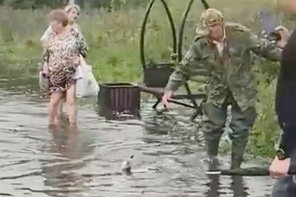 Жители российского города устроили рыбалку на тротуарах