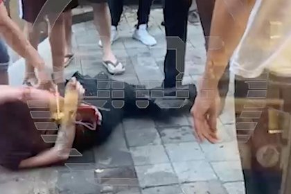 В Сочи пьяный россиянин стал кидаться на прохожих с ножом и попал на видео