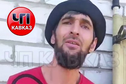 Ищущего на Кавказе родственников истощенного бойца СВО с костылем сняли на видео