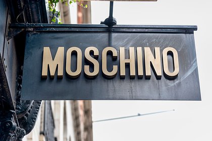 Бренд Moschino раскритиковали в сети из-за фото манекенщика без трусов