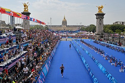 Triathletes vomit after swimming in Seine at Olympics