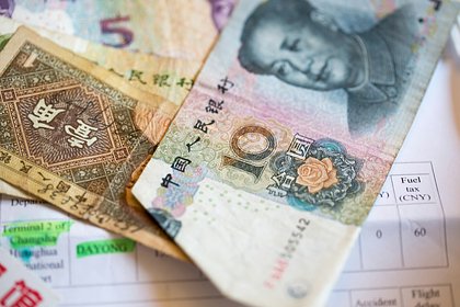 Американский брокер решил запретить россиянам пользоваться юанями и лирами