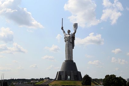 На монументе «Родина-мать» в Киеве вокруг трезубца образовалась коррозия