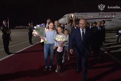 Опубликованы кадры встречи Путина с вернувшимися по обмену россиянами