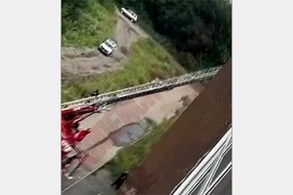 Россиянка кубарем слетела по пожарной лестнице с высоты шестого этажа и попала на видео