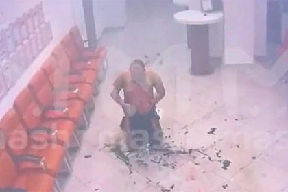 Опубликовано видео с загоревшимся в московском МФЦ мужчиной