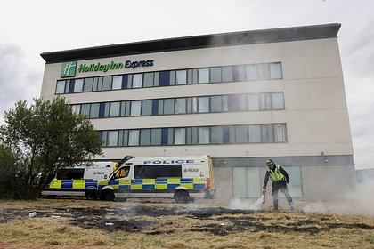 Протестующие в Великобритании атаковали отель с нелегальными мигрантами