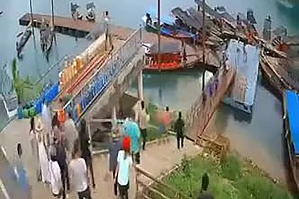 В Таиланде туристический автобус рухнул в озеро и попал на видео