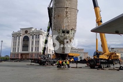 Попытка российских рабочих вручную развернуть космический корабль попала на видео