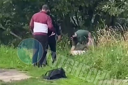 Чеченцы избили подошедшего к девушке мигранта и попали на видео