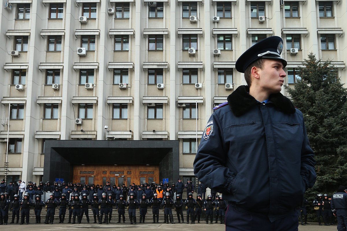 Сотрудники милиции у входа в здание областной администрации во время митинга Антимайдана, Одесса, 6 марта 2014 года