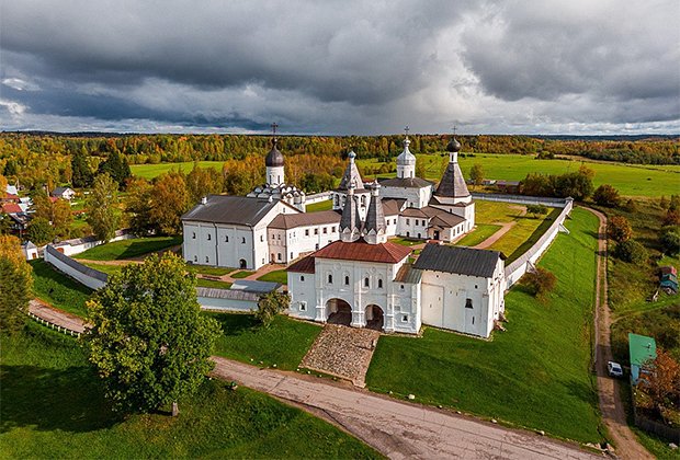 Белозерский Богородице-Рождественский монастырь, село Ферапонтово.