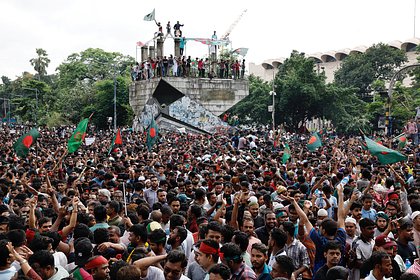 В Бангладеш принялись сносить памятник отцу нации