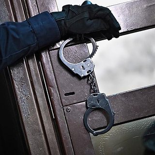 насилует маленькую 