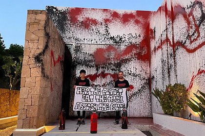 В Испании экоактивисты облили краской особняк Месси