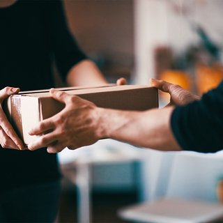 Названы российские компании с самой высокой зарплатой курьеров