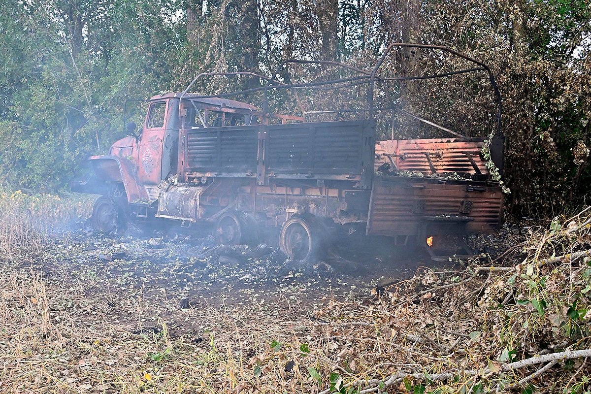 Сгоревший грузовик под Суджей после обстрелов