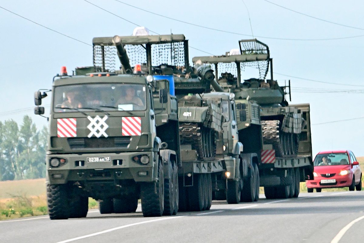 Минобороны стягивает резервы к границе Курской области. Военная техника следует по трассе между Курском и атакованной Суджей. Расстояние между городами — около ста километров