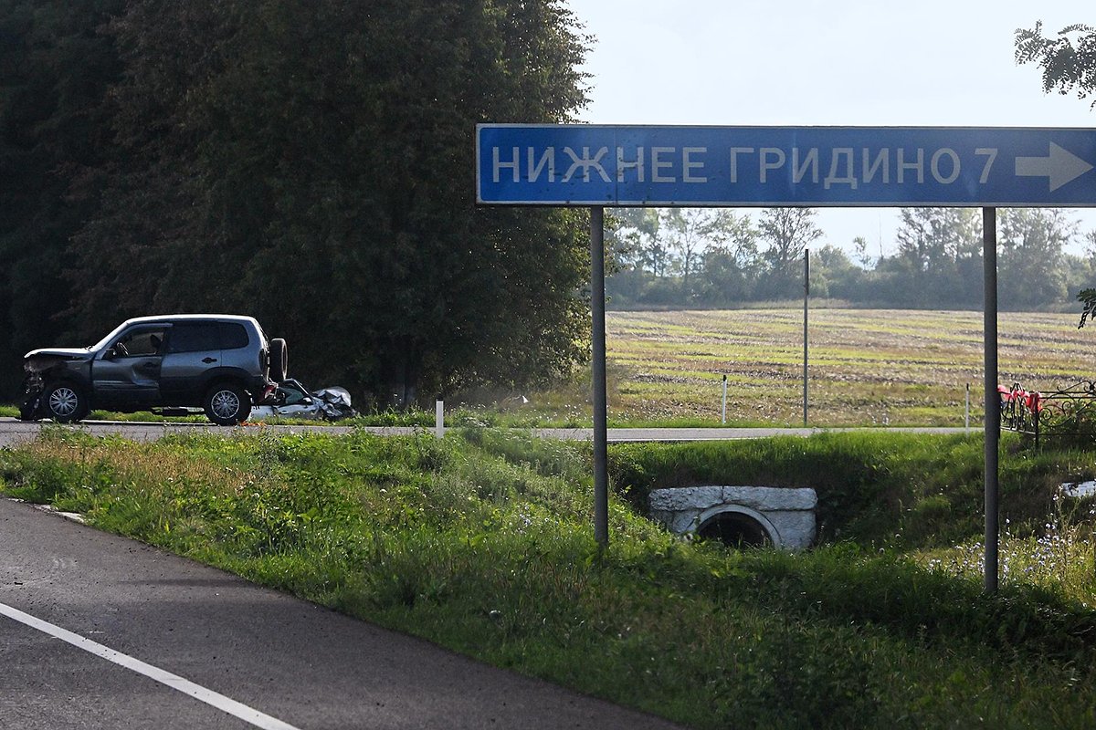 Атакованный дронами автомобиль на трассе между Курском и Суджей