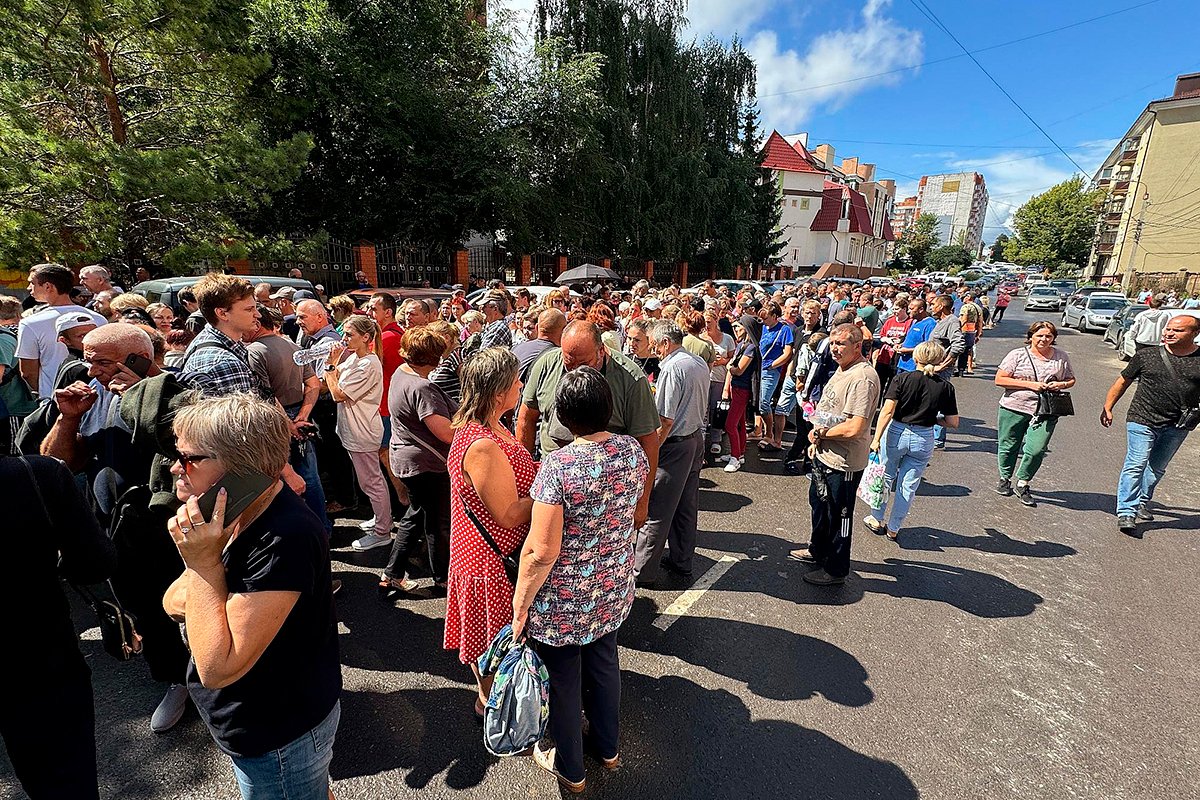 Люди выстраиваются в очереди, чтобы получить помощь