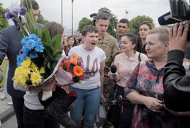 Надежда Савченко (в центре)