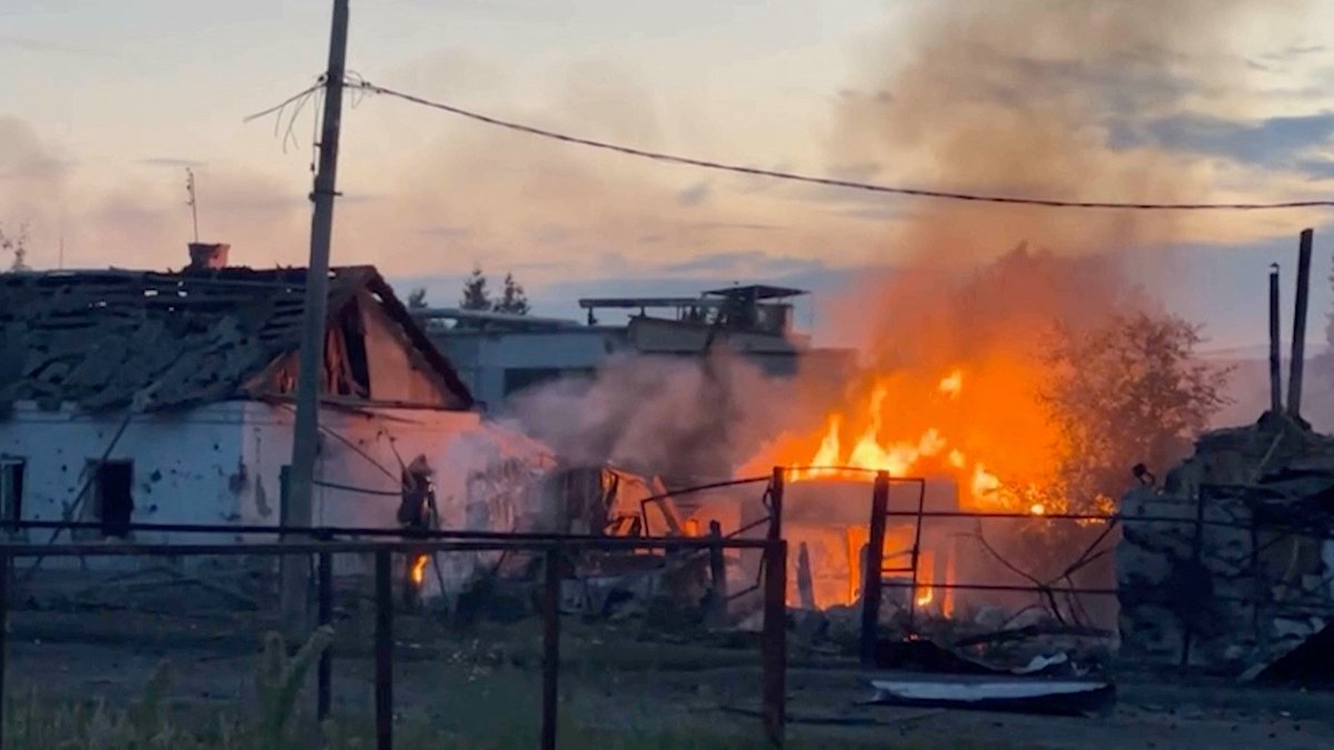 Горящее после атаки ВСУ 7 августа здание в Судже 