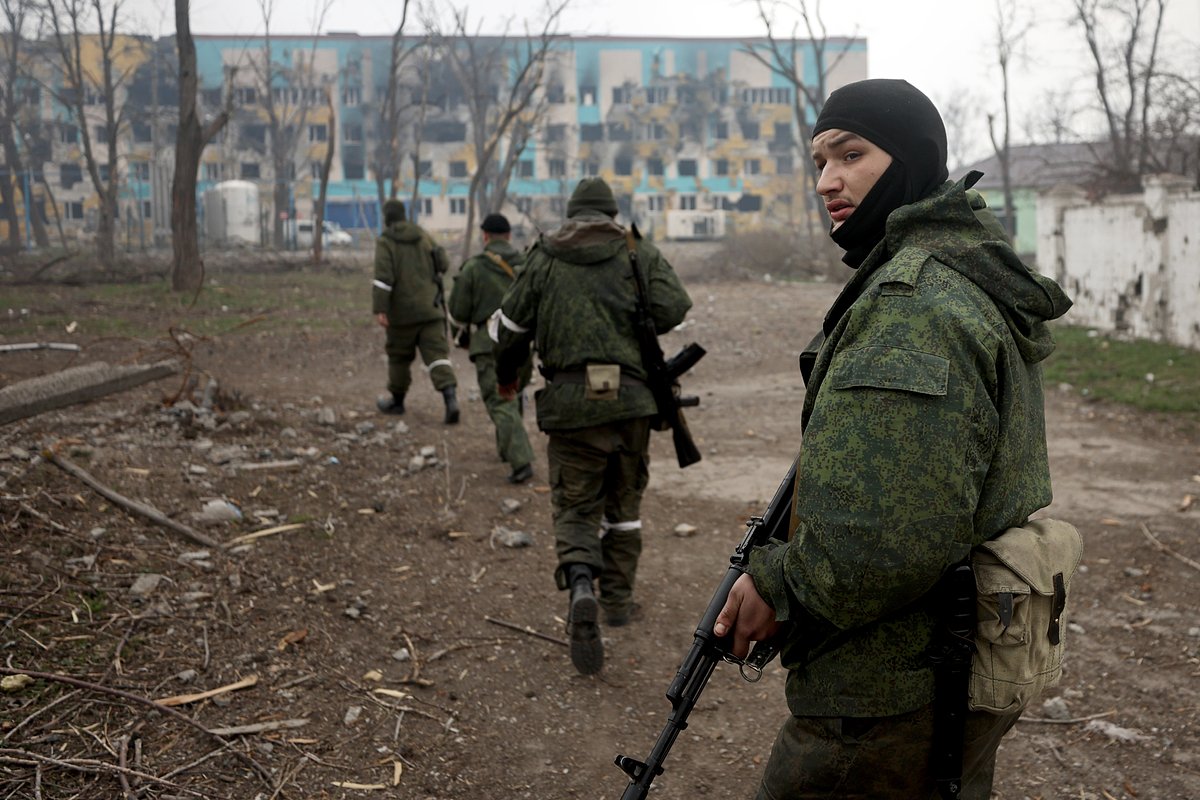 Военнослужащие 4-го батальона 107-го стрелкового полка в Левобережном районе, Мариуполь, 9 апреля 2022 года