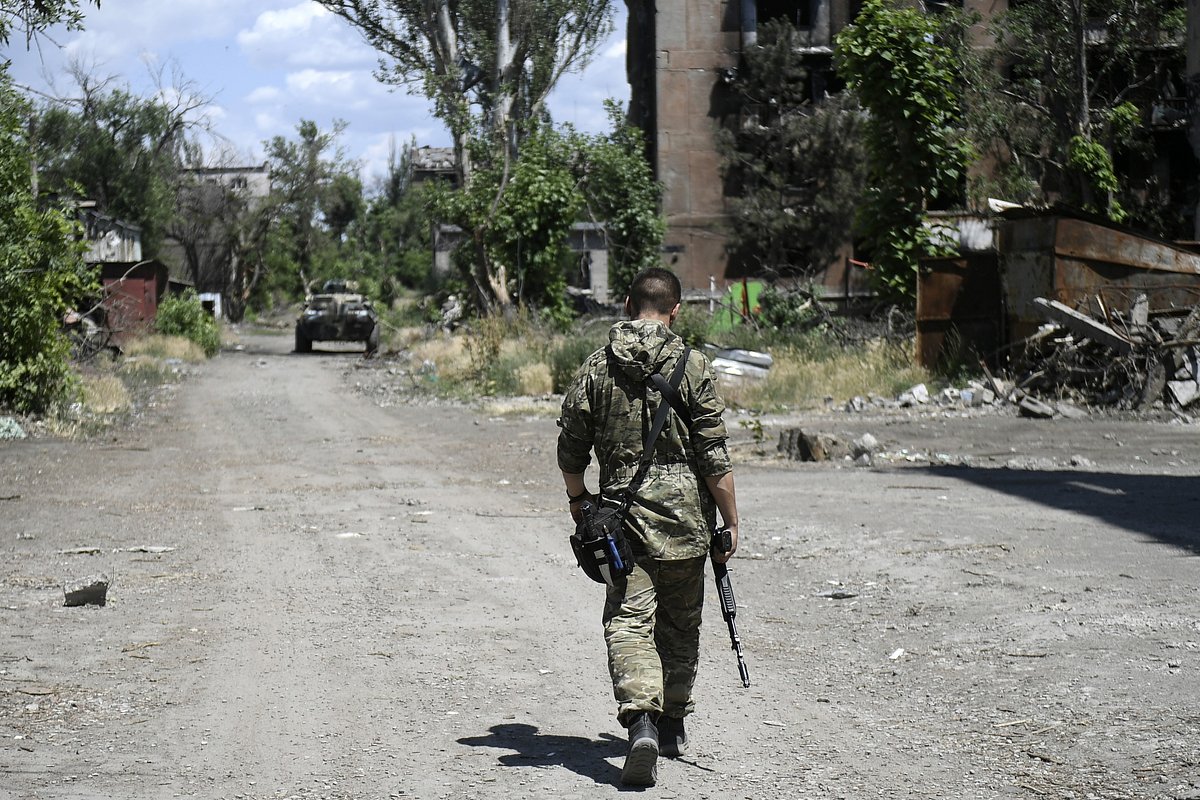 Военнослужащий во время обхода жилых домов, прилегающих к территории металлургического комбината «Азовсталь» в Мариуполе, 17 июня 2022 года