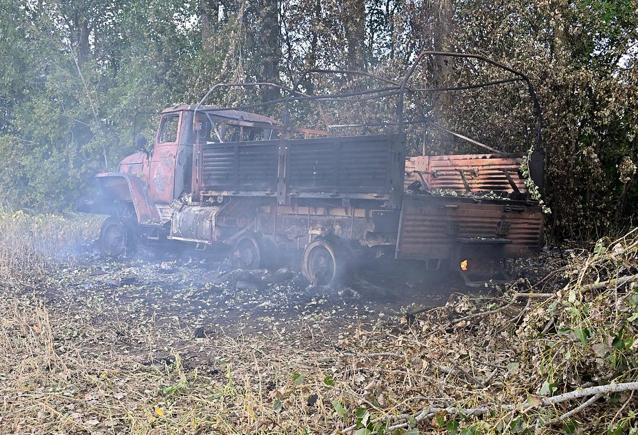 Грузовик под Суджей, сгоревший при нападении ВСУ