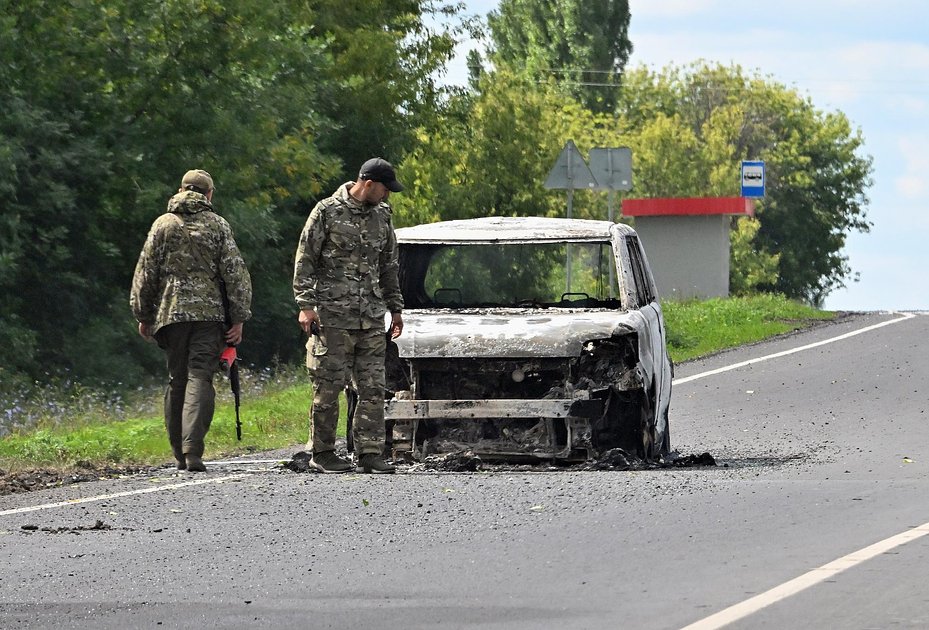 Сгоревший при нападении ВСУ легковой автомобиль на трассе между Курском и Суджей