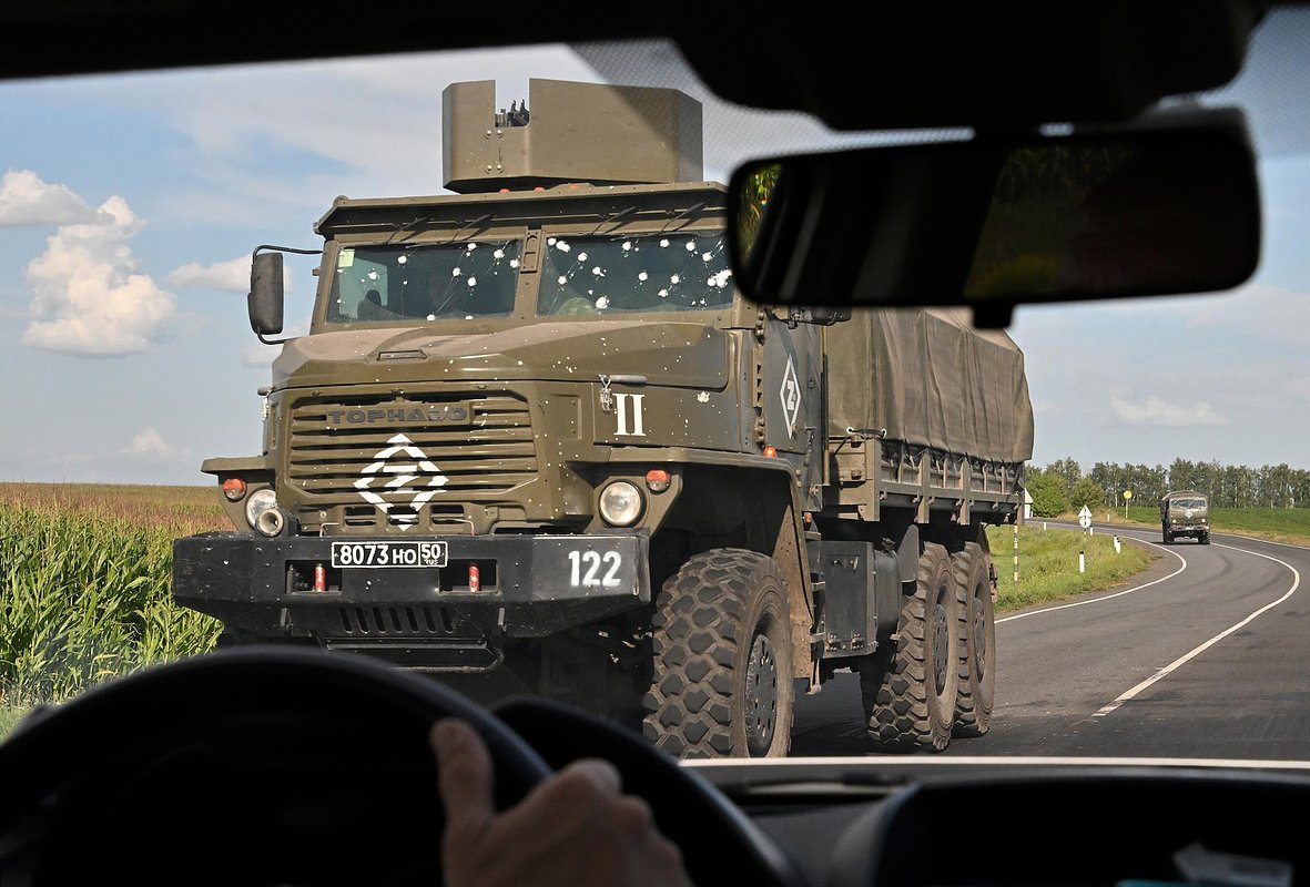 Российская военная техника на трассе в Курской области