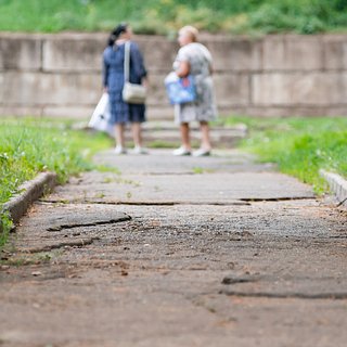 Россиянка захотела наказать чиновников за торчащую из дороги арматуру