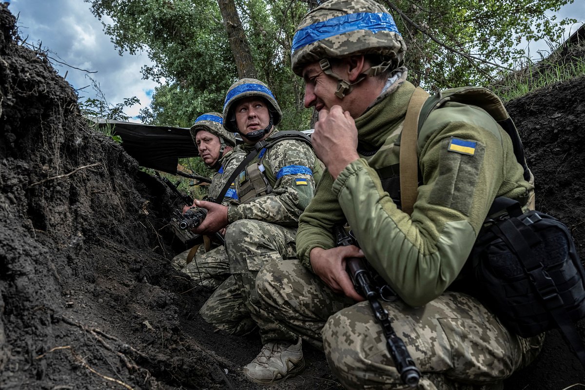 Украинские военнослужащие укрываются от обстрела в приграничном районе Сумской области, 13 августа 2024 года