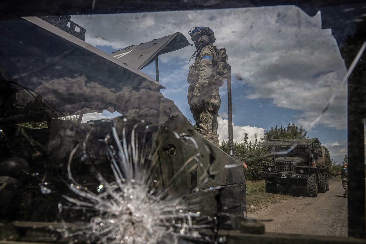 Военнослужащий Вооруженных сил Украины возле поврежденной техники в Сумской области, 11 августа 2024 года